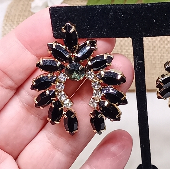 Amari crown gemstone earrings - Picture 4 of 6